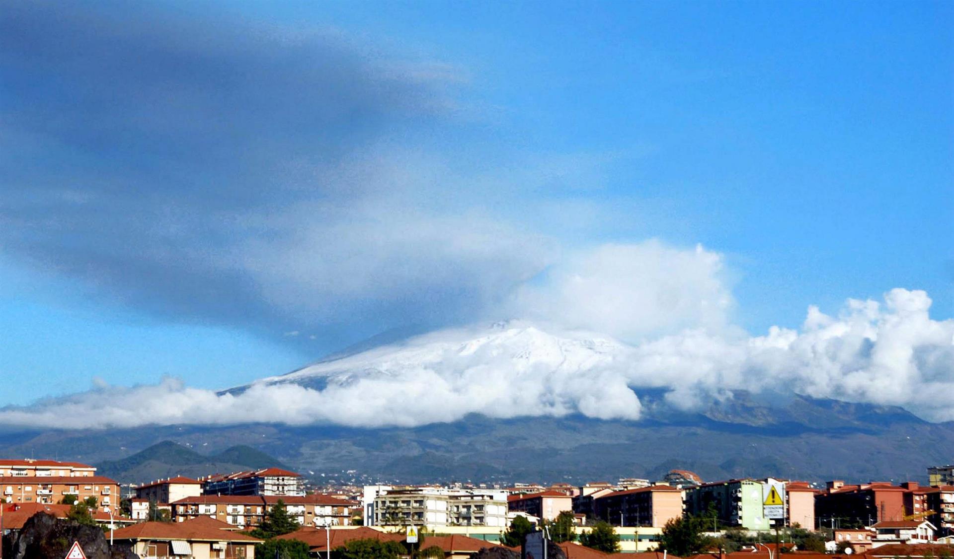 Volcán Etna registra una nueva erupción y paraliza el aeropuerto de Catania en Italia