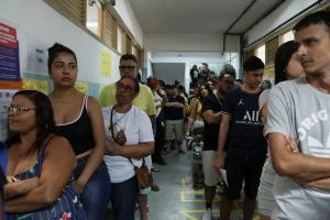 Se registran largas colas en algunos centros de votación en Brasil por problemas con los datos biométricos