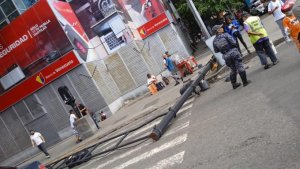 Se registró la caída de un semáforo en la Avenida Urdaneta este #2Oct (FOTO)
