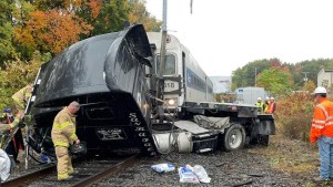 Camión de remolque huía de accidente y fue embestido por un tren en Connecticut