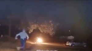 Motociclista quedó envuelto en llamas al ser impactado por la policía tras persecución en EEUU (VIDEO)