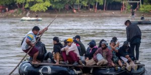 Con rumbo a EEUU, venezolanos cruzan en balsa frontera entre Guatemala y México