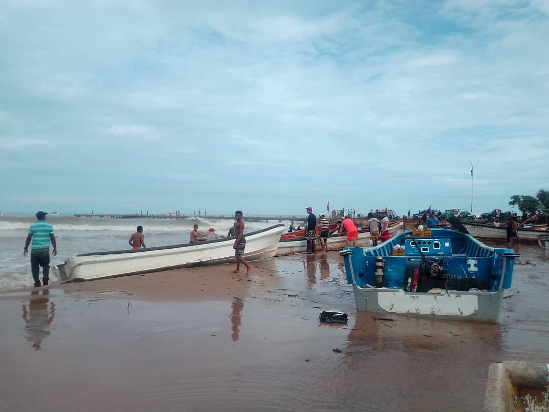 Mar de fondo causa destrozos en varias embarcaciones y la desaparición de un pescador en Falcón