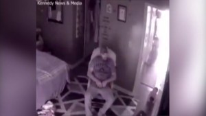 VIDEO aterrador: Fantasma empujó a su bebé en su residencia en EEUU y todo quedó grabado