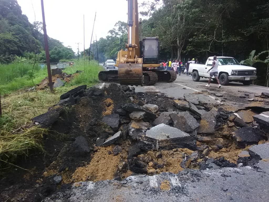 EN FOTOS: reparación de falla de borde en la carretera nacional Troncal 09 sentido Tapipa – Caucagua #30Oct