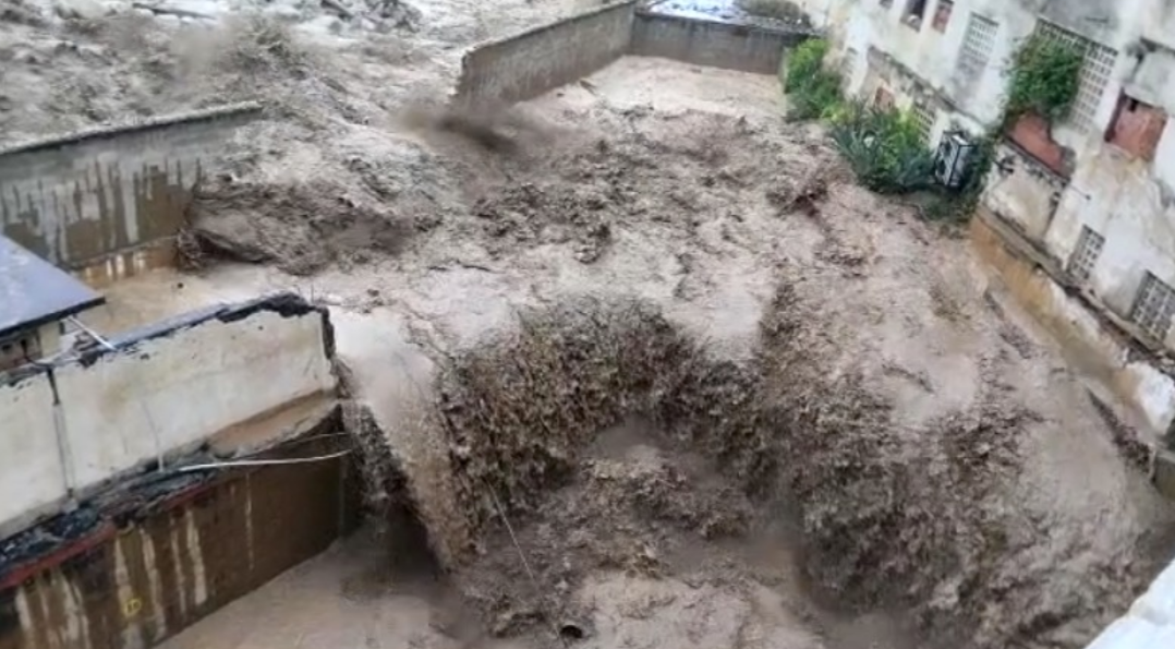 En VIDEO: río El Cojo se salió de su cauce y provoca destrozos en Macuto