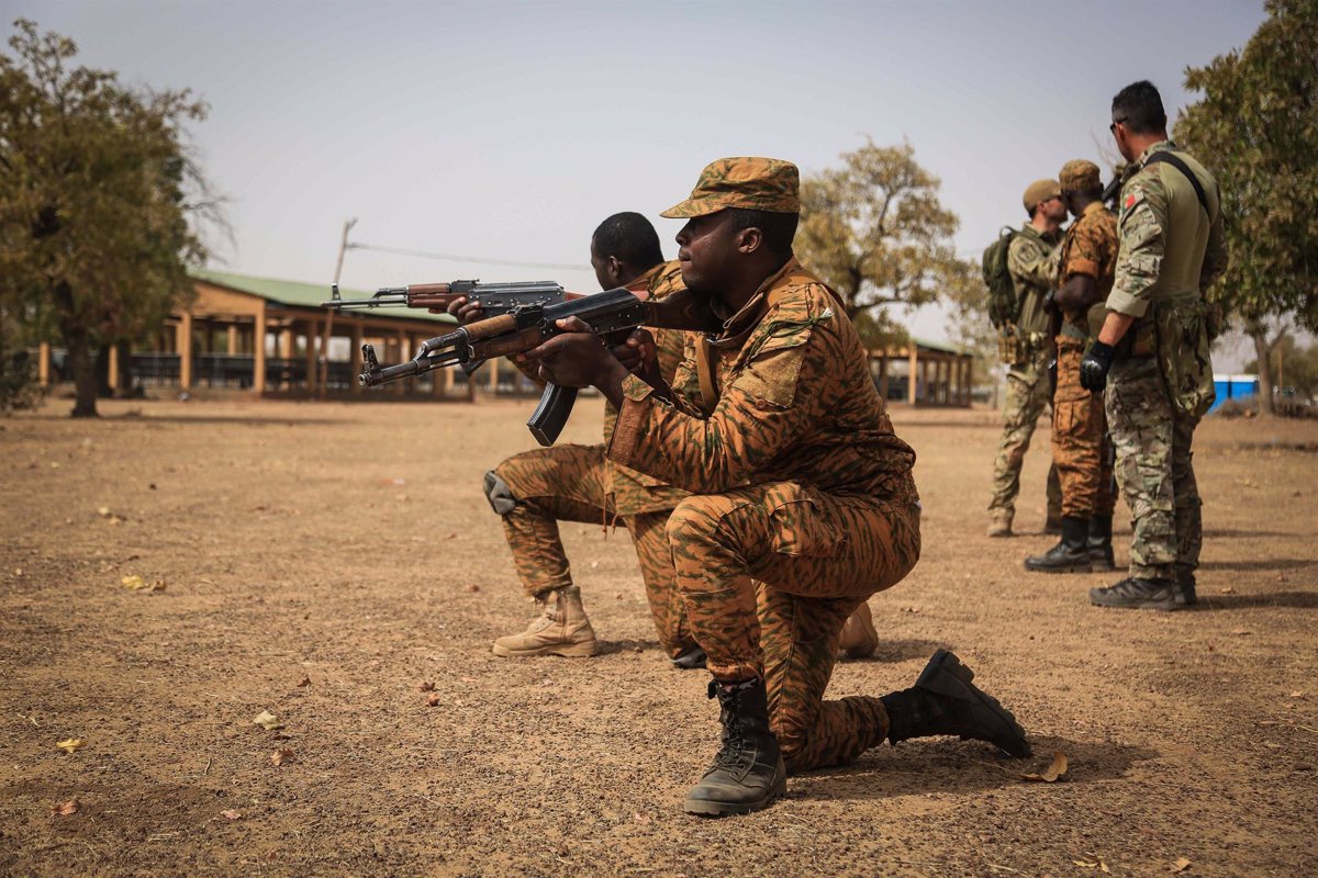 Militares se despliegan en capital de Burkina Faso tras nuevos tiroteos