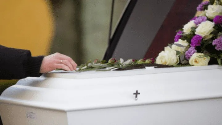 ¿Te atreverías? Empresa ofrece organizarles funerales falsos a sus clientes por un dineral… ¡con entierro incluido!