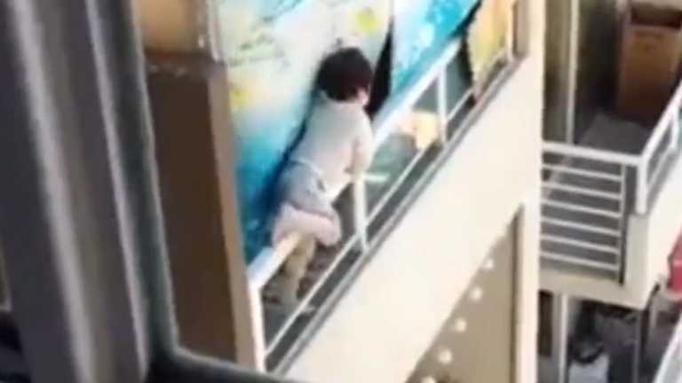 IMPACTANTE VIDEO: Niño camina agarrado a la barandilla del balcón de un piso 21 y evita caerse