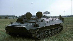 ¿Incompetente? Vehículo blindado ruso explotó en mil pedazos al pasar sobre minas terrestres visibles (VIDEO)