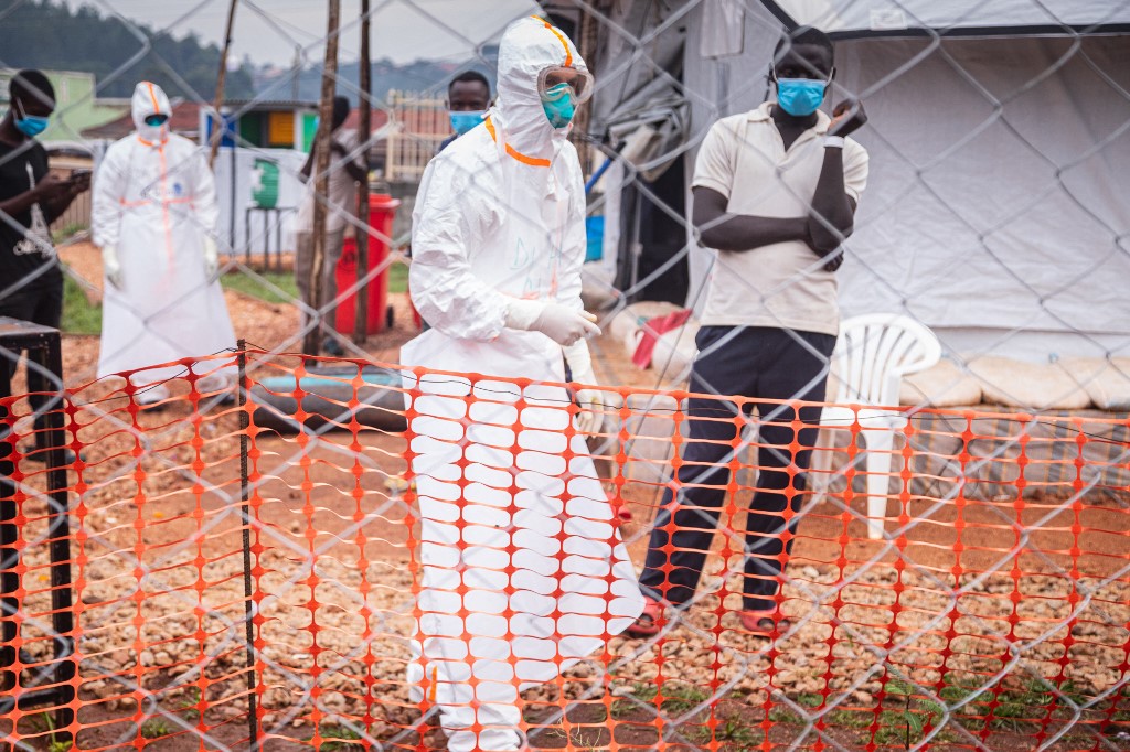 Epidemia de ébola en Uganda suma más de 100 casos confirmados y 49 muertes