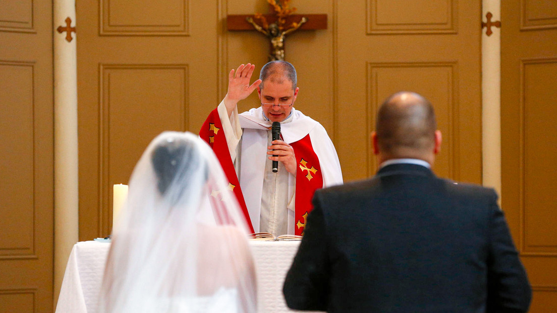 El Vaticano critica la propuesta de Italia de ofrecer un bono de 20 mil euros a quien se case por la iglesia