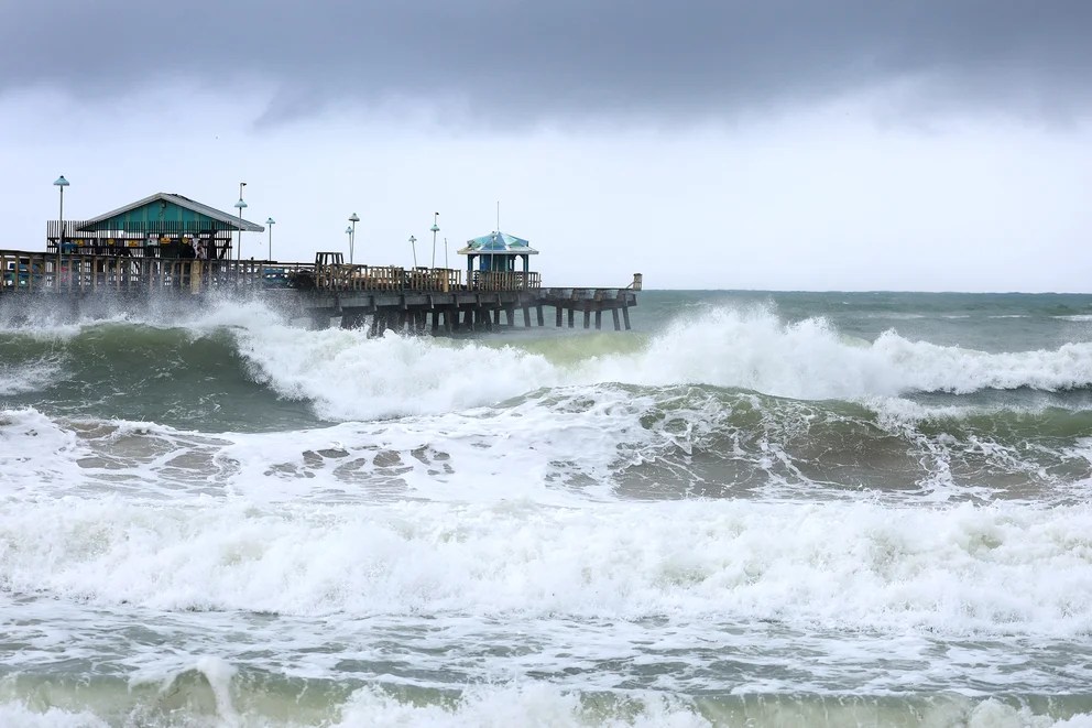 Nicole tocó tierra en Florida como huracán de categoría 1 y luego se debilitó a tormenta tropical