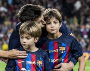 Gerard Piqué, entre lágrimas y arropado por sus hijos en su gran despedida (FOTOS)