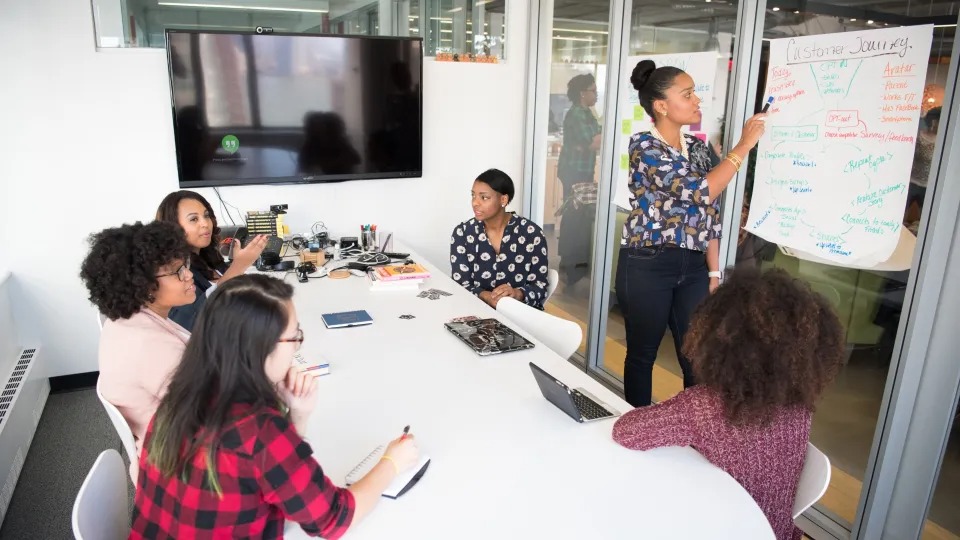 Las mujeres gastan más que los hombres al volver al trabajo presencial en EEUU