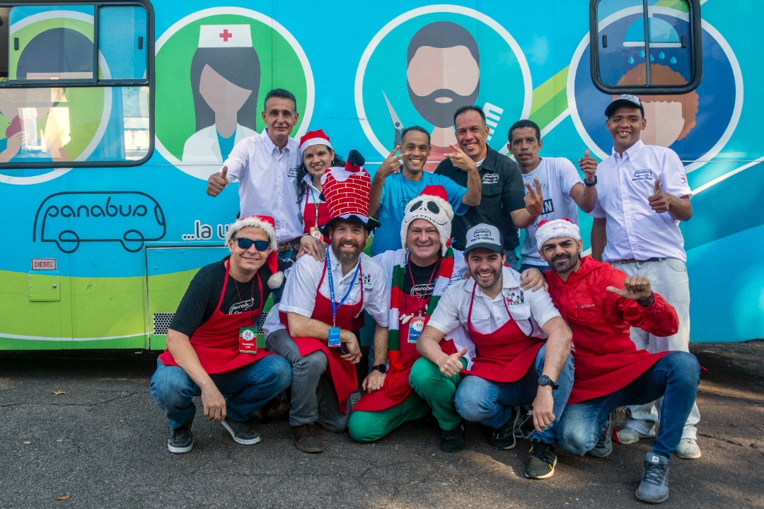 Panabus celebra su aniversario encendiendo los motores para Santa en las Calles 2022
