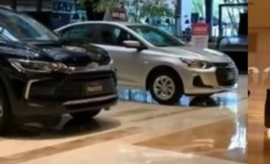Video VIRAL reveló la duda que todos tienen: ¿cómo meten los carros a los centros comerciales?