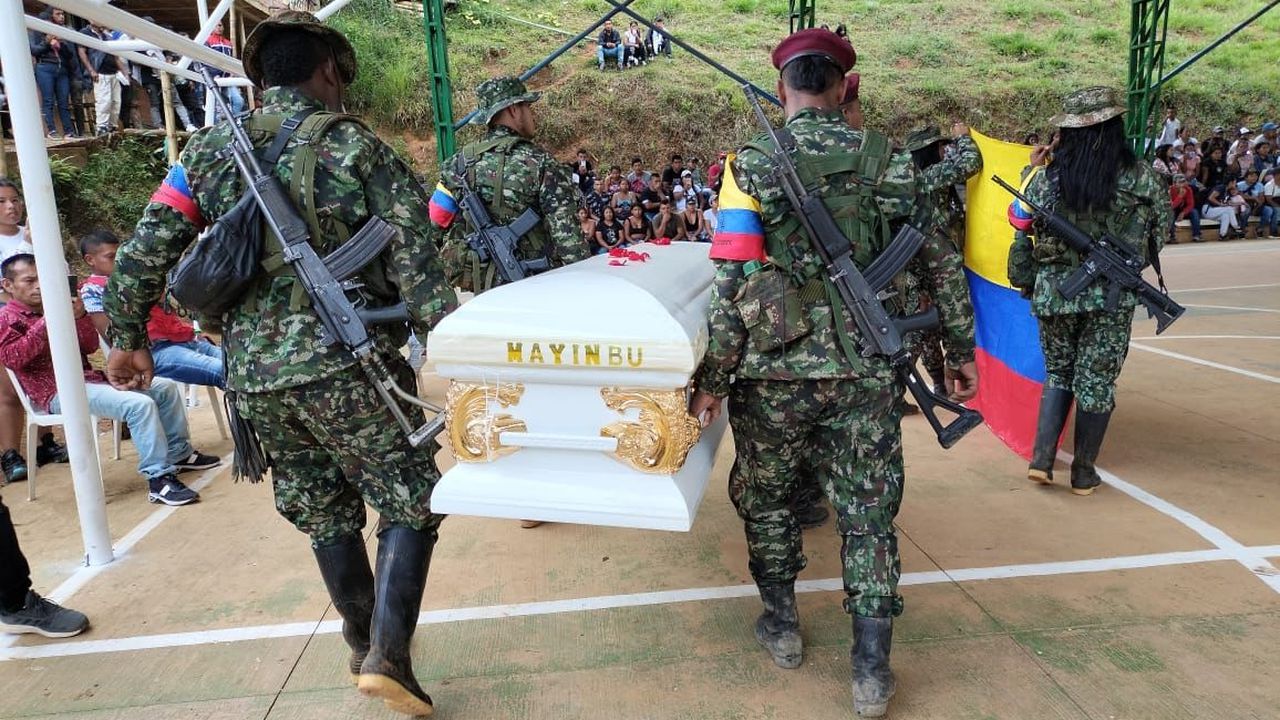 Desenterraron en Colombia a alias “Mayimbú” para poner su cuerpo en ataúd con toques de oro