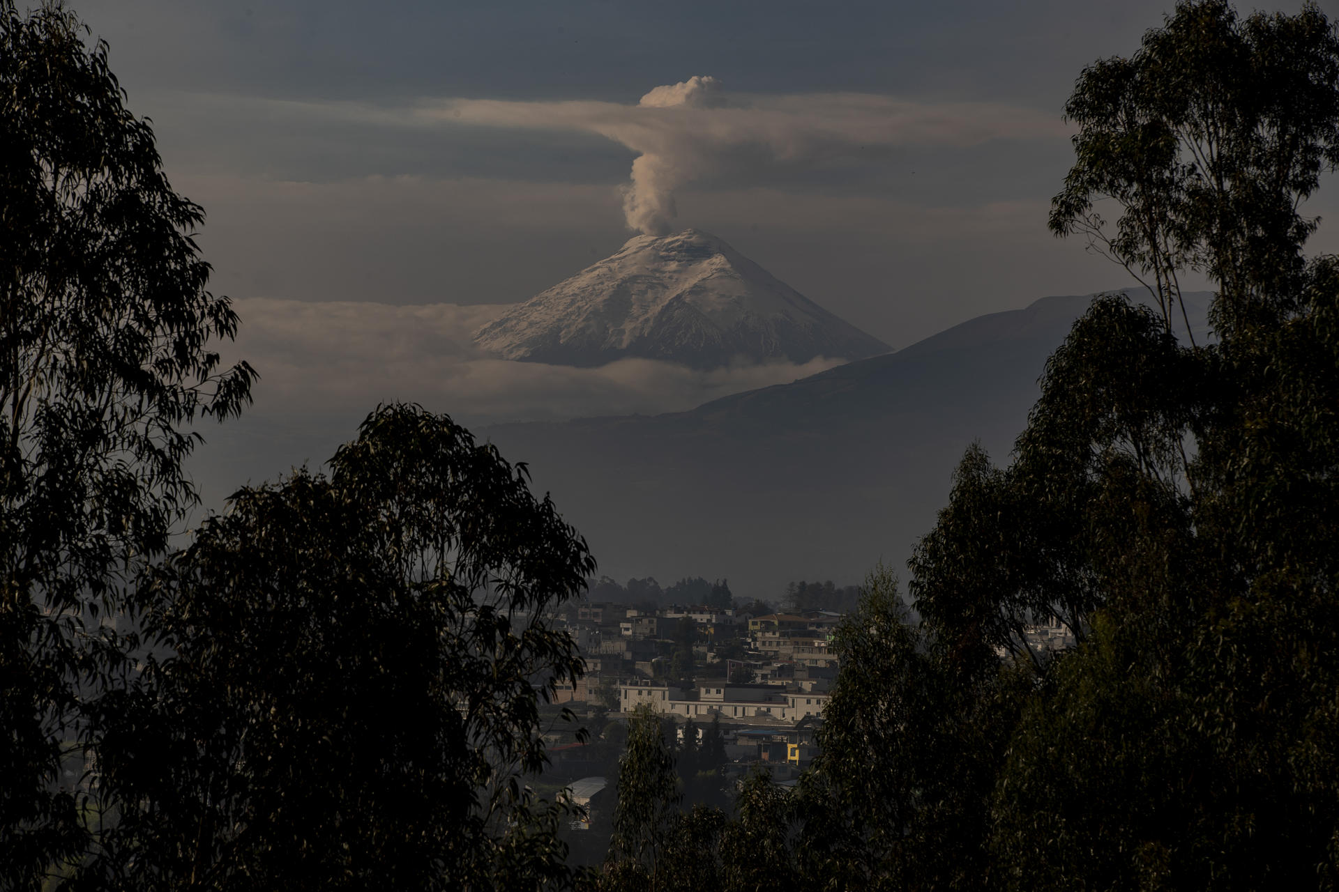 La cumbre glaciar del volcán Cotopaxi en Ecuador amanece cubierta de ceniza