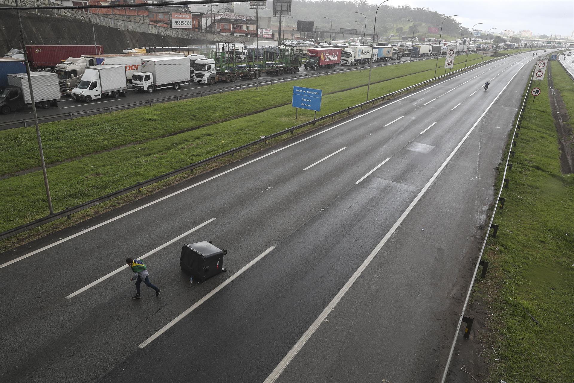 Continúan los bloqueos de los camioneros en Brasil