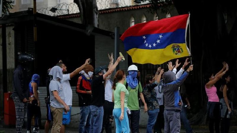 Venezuela sees progress toward social pact with oppn