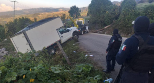 Volcamiento de un camión con 40 migrantes hacinados causó el caos en México