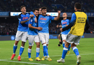 Hirving Lozano decisivo para que Napoli siga su racha ganadora
