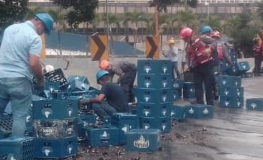 VIDEO: Gandola se desestabilizó y derramó cerveza en vía de Los Ruices