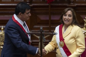 En medio de la turbulencia política en Perú, Dina Boluarte inició su gobierno sin el apoyo del Parlamento