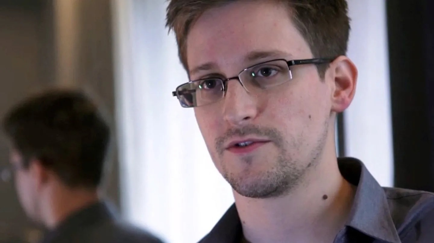 Edward Snowden, considerado un traidor en EEUU, quiere reemplazar a Elon Musk como CEO de Twitter