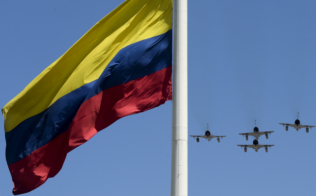 Polémica en Colombia por la compra de aviones cazas franceses y la aclaratoria de Petro