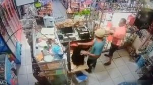 Asaltó negocio con machete en mano y es noqueado por el dueño con una botella… DE LECHE (VIDEO)