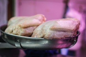 ¿Cuál es la manera correcta de lavar el pollo antes de cocinarlo?