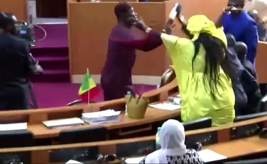 Empujones, cachetadas y sillas volando: la trifulca que se armó en el Parlamento de Senegal (Video)