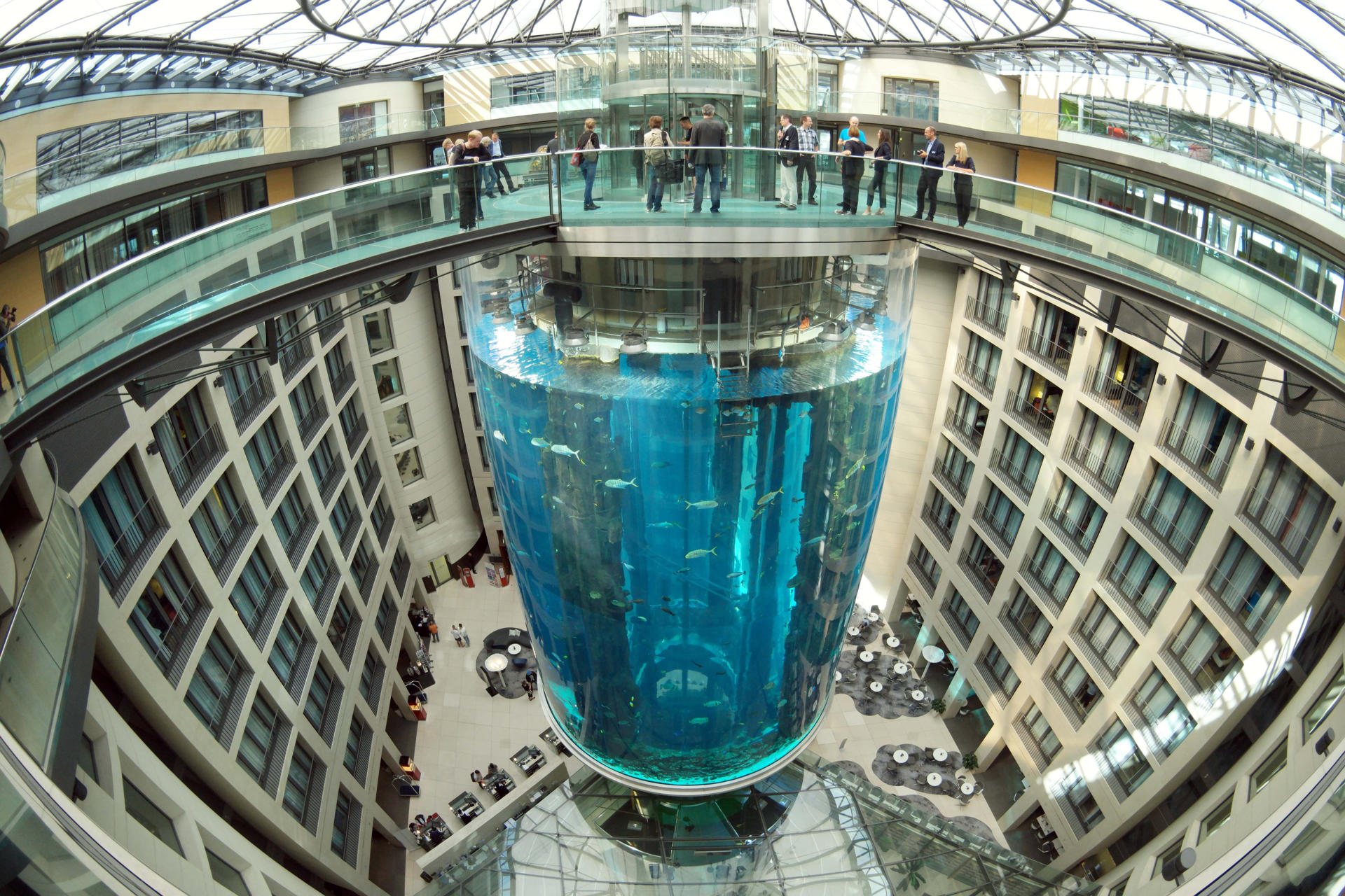 Estalló el mayor acuario cilíndrico del mundo y destruyó el vestíbulo de un hotel en Berlín: hay dos heridos y miles de peces muertos (Fotos)