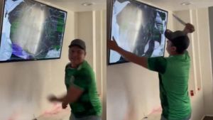 EN VIDEO: mexicano estalló y apuñaló su TV tras eliminación del Tri en Qatar 2022