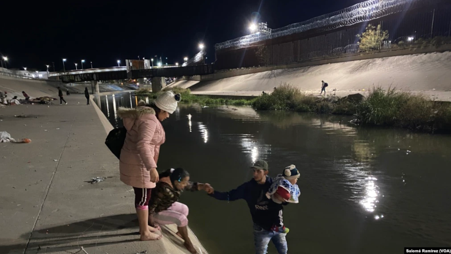 “Lancheros” venezolanos en la frontera EEUU-México para cruzar el río: otra forma de subsistir
