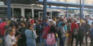 Tuyeros varados en Nuevo Circo por falta de unidades debido al alto costo del combustible (Video)