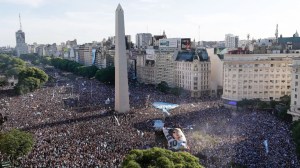 Llegada magistral: Así sobrevoló el Obelisco de Buenos Aires avión que transportó a campeones del mundo (VIDEO)
