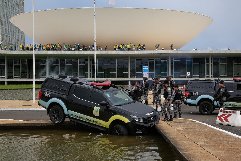 Al menos 1.200 bolsonaristas detenidos en campamento frente al Ejército en Brasilia