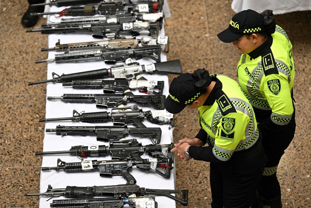 Policía de Colombia decomisó más de 30 fusiles a disidentes de las Farc