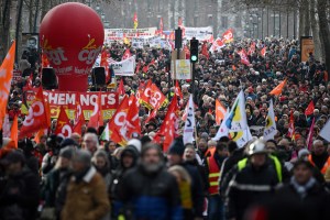 Protestas masivas colman las calles de Francia contra reforma de pensiones