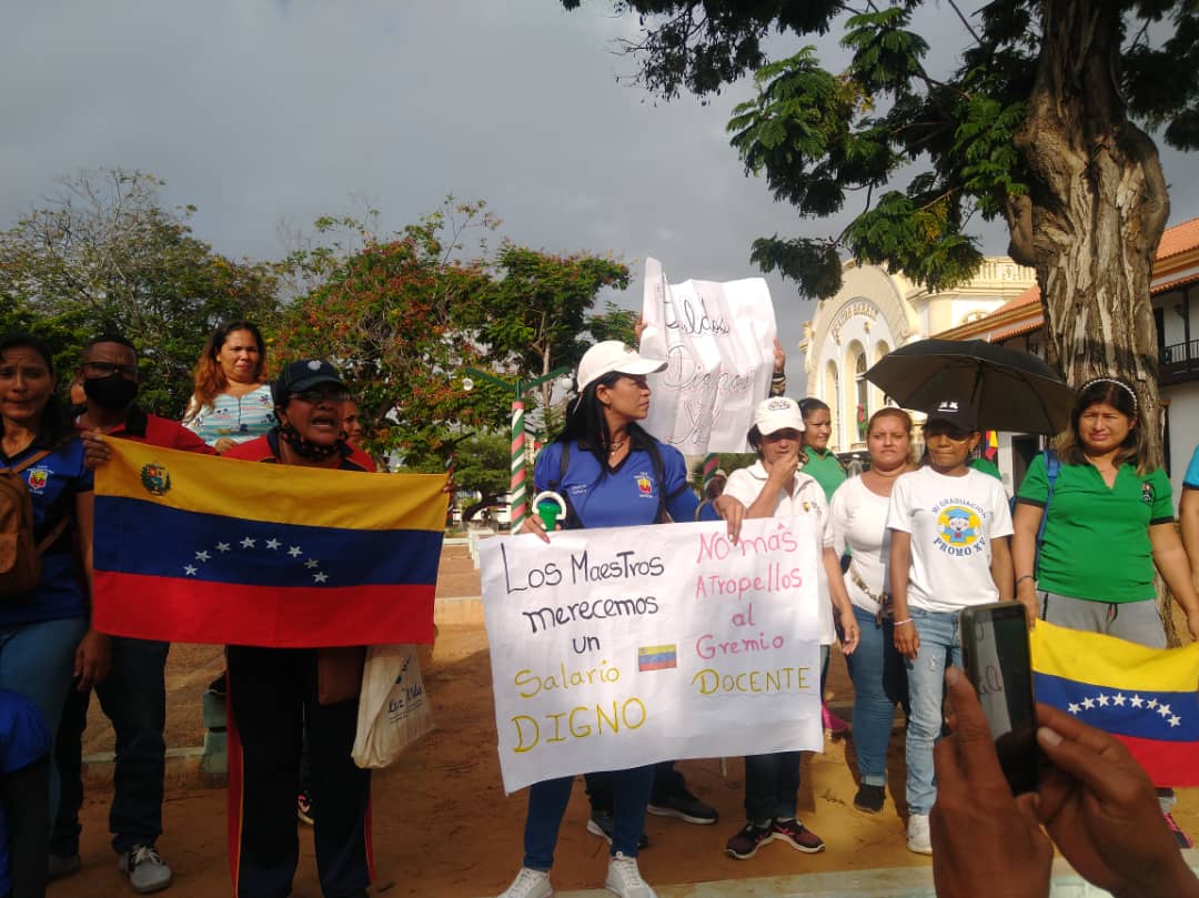 Docentes venezolanos retornaron… pero a las calles para exigir al chavismo que mejore sus salarios (IMÁGENES)