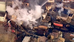 VIDEOS: El impresionante incendio en una planta química de Illinois