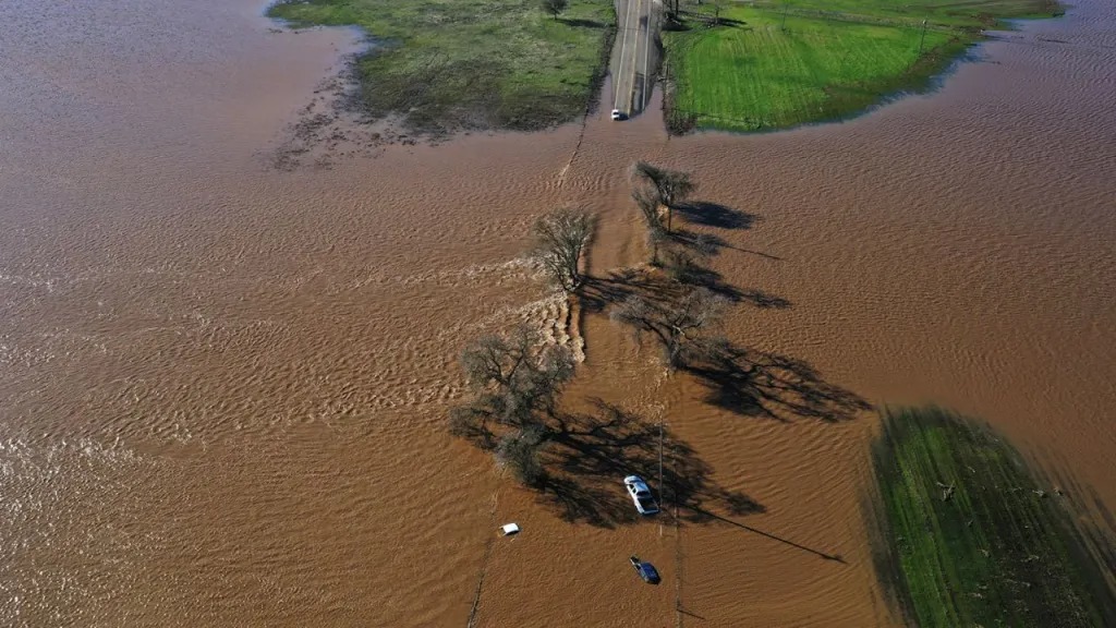 Poderosa tormenta avanza hacia el centro de EEUU tras azotar a California con peligrosas inundaciones