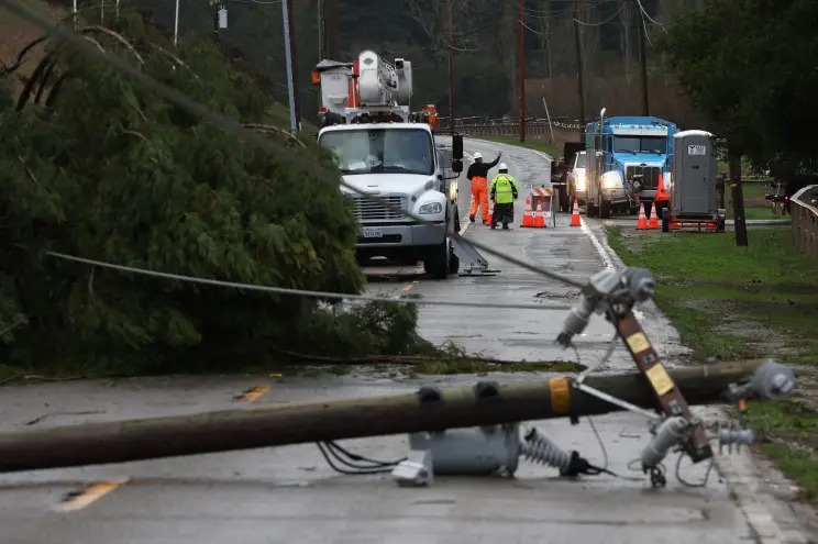 Tormenta en California deja a miles sin electricidad, mientras los pronósticos empeoran