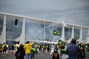 Al menos 150 bolsonaristas detenidos tras invasión de sedes de los tres poderes en Brasil