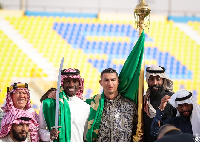 Más árabe que nunca: Cristiano Ronaldo generó revuelo al vestir túnica dorada y bailar con la bandera del país