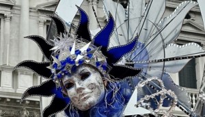 Cientos de espejos y perfección absoluta: así es “la máscara más bella” del Carnaval de Venecia