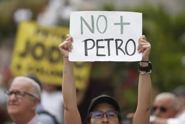 Colombianos llenan las calles para rechazar las reformas sociales del Gobierno de Petro
